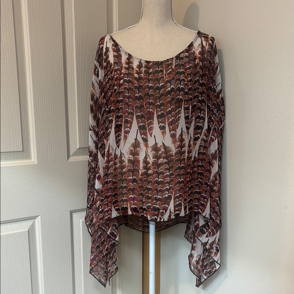 Chic Feather Patterned Top